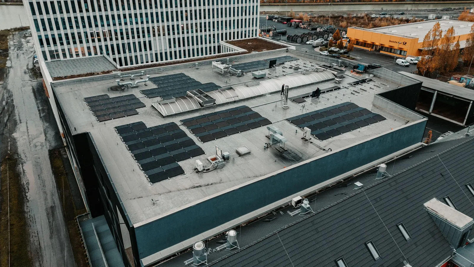 Luftaufnahme einer Photovoltaikanlage auf einem Gewerbedach