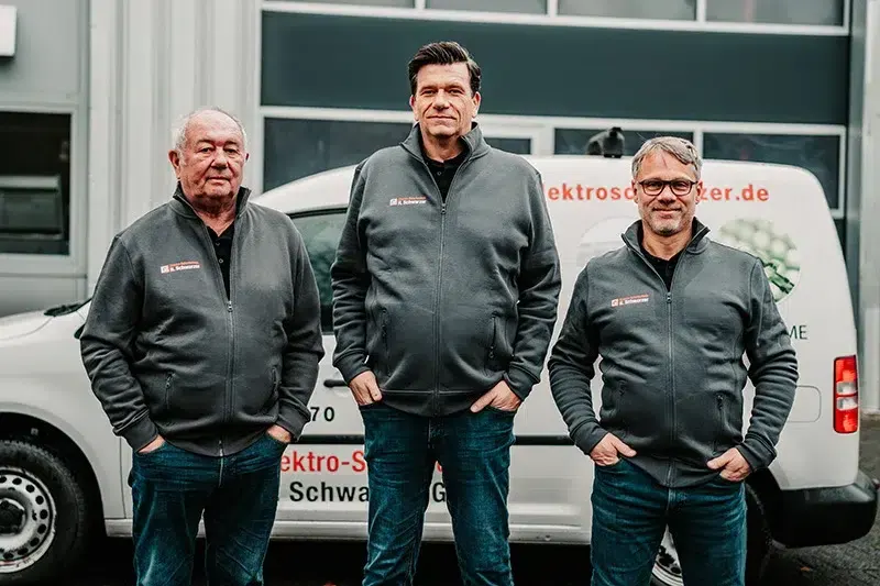 Geschäftsleitung von Elektro Schwarzer vor einem Firmenwagen