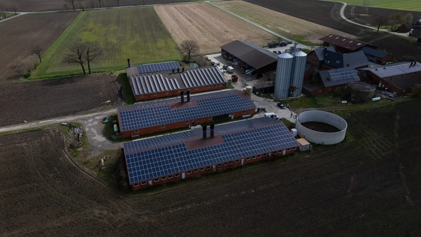 Luftaufnahme einer Photovoltaikanlage auf landwirtschaftlichen Gebäuden