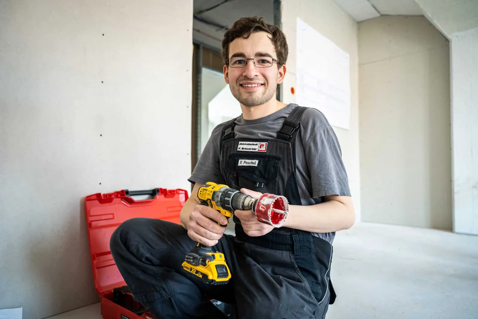 Elektriker bei der Installation in einem Gebäude