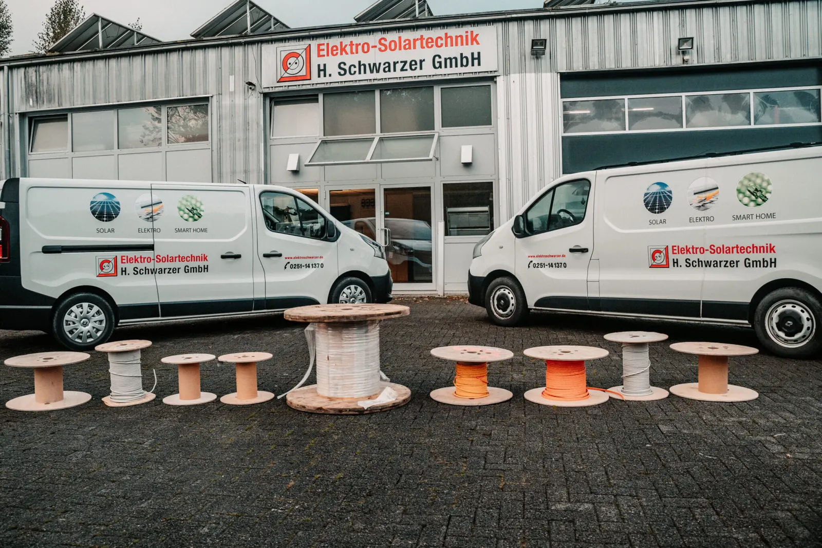 Firmenwagen auf dem Betriebsgelände