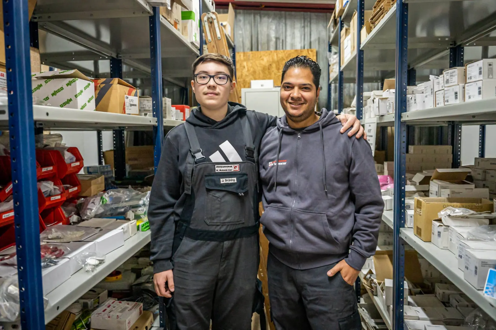 Ein Auszubildender und sein Kollege im Lager von Elektro Schwarzer